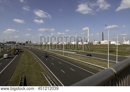 Pernis, Holland, 18-march-2022:shell Refinery Pernis Near Rotterdam In The Dutch Industrial Area Eur