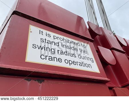 Augusta, Ga Usa - 03 19 22: Manitowoc Red Crane Construction Scene Cloudy Rainy Day Warning Sign On 