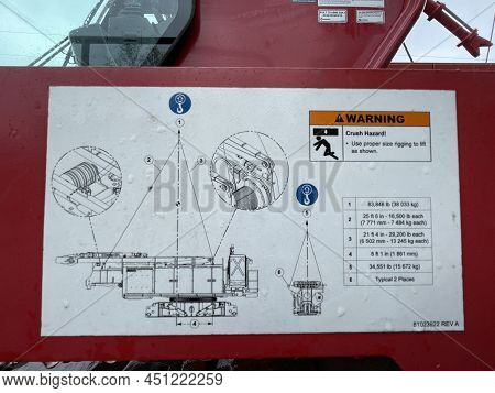 Augusta, Ga Usa - 03 19 22: Manitowoc Red Crane Construction Scene Cloudy Rainy Day Crane Instructio