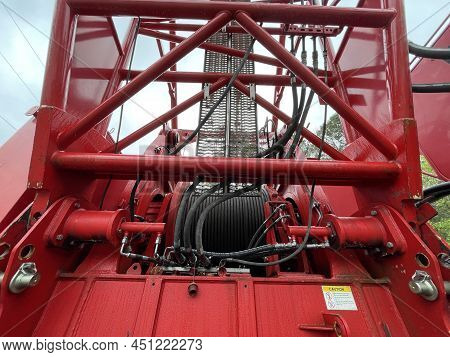 Augusta, Ga Usa - 03 19 22: Manitowoc Red Crane Construction Scene Cloudy Rainy Day Cable Spool