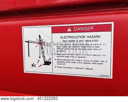 Augusta, Ga Usa - 03 19 22: Manitowoc Red Crane Construction Scene Cloudy Rainy Day Small Danger Sig