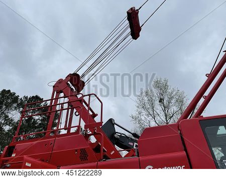 Augusta, Ga Usa - 03 19 22: Manitowoc Red Crane Construction Scene Cloudy Rainy Day Cables And Sky
