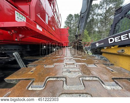 Augusta, Ga Usa - 03 19 22: Manitowoc Red Crane Construction Scene Cloudy Rainy Day Top Of Wheel Bel