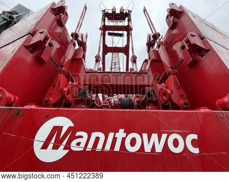 Augusta, Ga Usa - 03 19 22: Manitowoc Red Crane Construction Scene Cloudy Rainy Day Logo On Back Sid