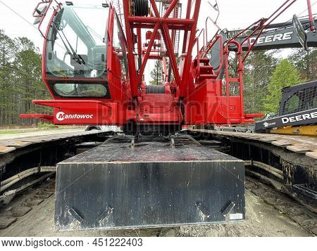 Augusta, Ga Usa - 03 19 22: Manitowoc Red Crane Construction Scene Cloudy Rainy Day Front Weight