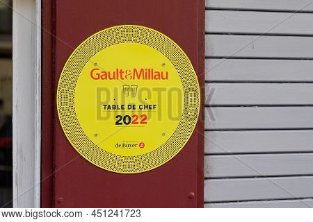 Bordeaux , Aquitaine  France - 03 12 2022 : Gault & Millau Logo Brand And Text Sign Tag Badge 2022 O