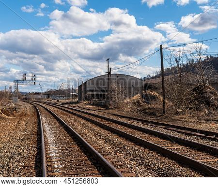 Braddock, Pennsylvania, Usa March 19, 2022 Overhead Railroad Signals Above Train Tracks In An Indust