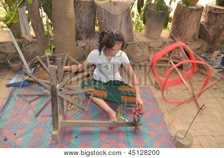 žena pracující v malé prodejně hedvábí