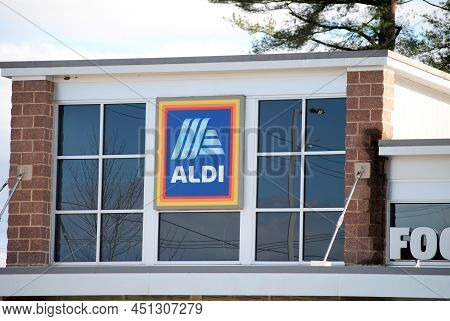 Aldi Food Store-aldi Is A Leading Global Discount Supermarket Chain. March 20, 2022-north Windham, C
