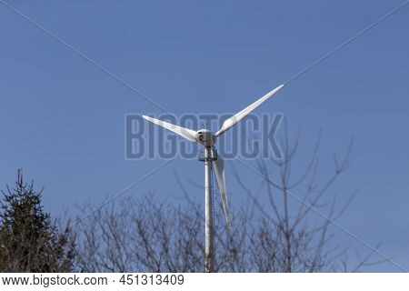 Manitowoc, Wi Usa Matsh 3 2022: Wind Propeller - Smaller Power Plant