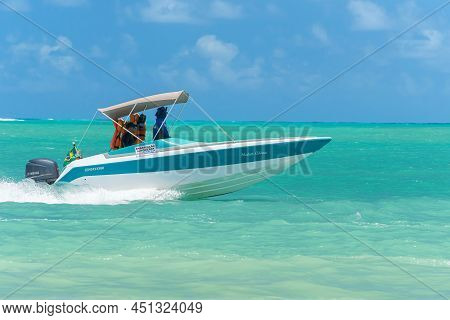 Maragogi, Al, Brazil - October 17, 2021: Speed Boat Navigating On A Beach Of Maragogi.