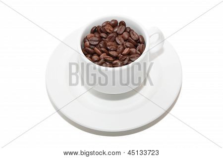 Kopp kaffe med kaffebönor inuti