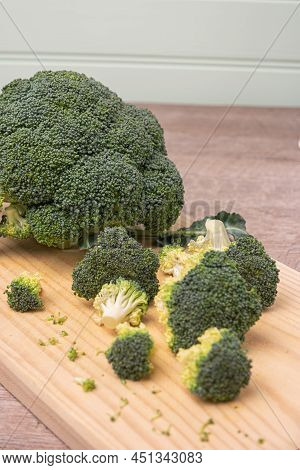 Close-up Of Raw, Fresh Broccoli (brécol, Brócolli, Bróqui, Broccoli Brote, Brassica Oleracea) Stalks
