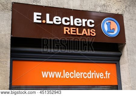Bordeaux , Aquitaine  France - 03 20 2022 : E.leclerc Relais Orange Logo Brand And Text Sign On Wall
