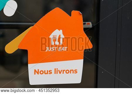 Bordeaux , Aquitaine  France - 03 20 2022 : Just Eat Sign Brand And French Text Logo On Windows Entr