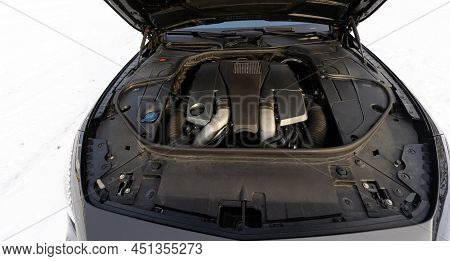 Cleaning, Washing With A Special Composition Of The Engine Compartment Of The Car And Engine. Servic