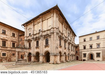 Renaissance Palazzo Nobili Tarugi And Old Marble Well On The Central Piazza Grande In Montepulciano,