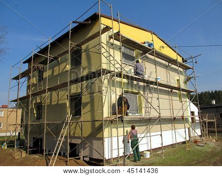 石膏を適用する前に建物のファサードをプライミング