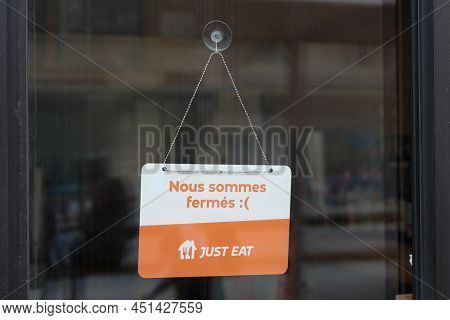 Bordeaux , Aquitaine  France - 03 20 2022 : Just Eat Sign Brand And French Text Logo We Are Closed O