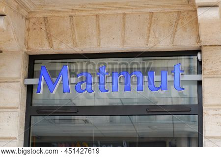 Bordeaux , Aquitaine  France - 03 12 2022 : Matmut Insurance French Agency Logo Brand And Text Sign 