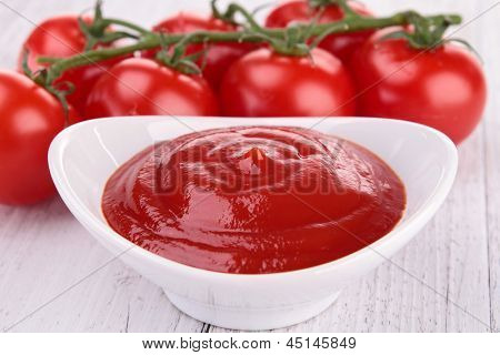 sos pomidorowy, migdałami, ketchup