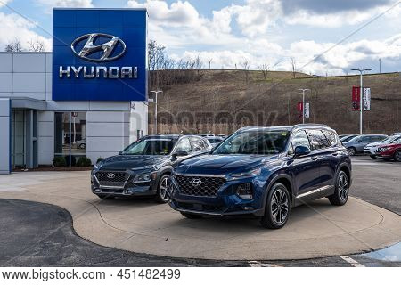 Monroeville, Pennsylvania, Usa March 20, 2022 Two New Hyundai Cars Together At A Dealership On A Sun