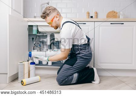 Plumber Working Replaceable Dirty Used Aqua Filter For Filtration Of Reverse Osmosis Water