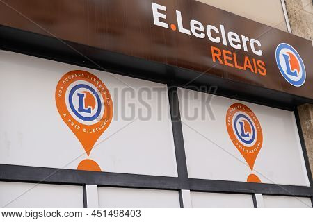 Bordeaux , Aquitaine  France - 03 20 2022 : E.leclerc Round Sign Logo And Text Brand Company Signboa