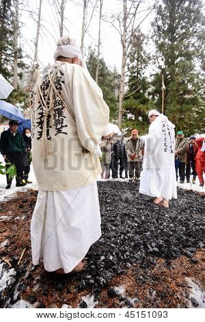 NAGANO, Japonya - 4 Şubat: Şinto Ascetics Nagano, JP 4 Şubat 2013 antik ayin gerçekleştirmek. Bilinen bir
