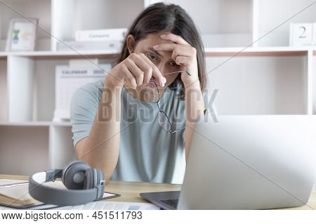 Asian male staffers are disappointed by the mistakes made, Despair or disappointment, Sad feeling, S