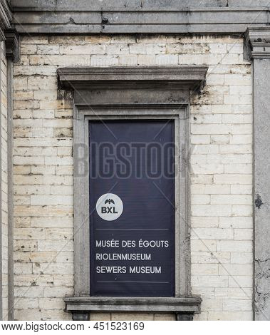 Anderlecht, Brussel, Belgium - 07 16 2019  Sign At Th Ewhite Toll Gates As Neoclassical Pavilions No