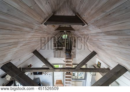 Rensmur, Sala Vastmanland County -sweden - 08 06 2019: Wooden Structure Of The Ceiling Of A Traditio