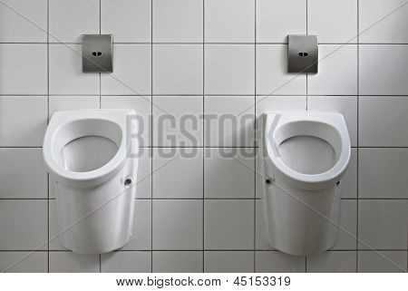 Veřejné WC interiér s pissoirs
