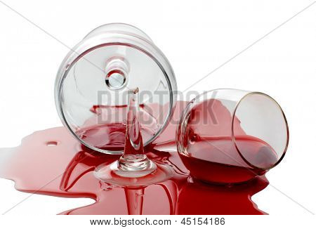 Foto de color de cristal quebrado y vino derramado