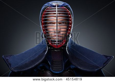 ภาพเหมือนของ kendoka ในเกราะแบบดั้งเดิม
