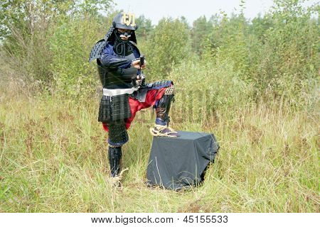 Tirando fuori la spada samurai