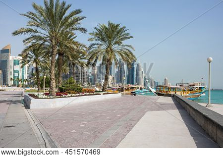 Doha, Qatar - 30 January, 2020: The Doha Corniche Is A Waterfront Promenade Extending For Seven Kilo