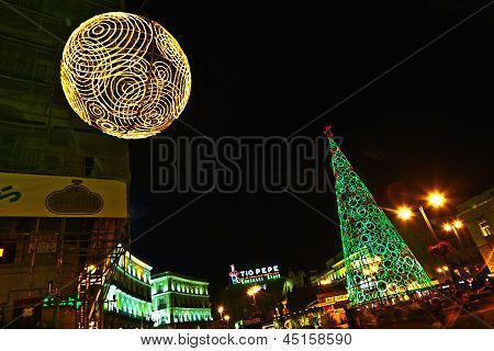 Puerta Del Sol adlı ünlü ışıklı Noel ağacı geçen Noel zamanında eğlenceli insanlar var
