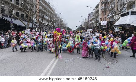 Alexandroupolis, Yunanistan - 16 Mart: Tanımlanamayan bir katılımcı karnaval geçit Alexandroupolis o