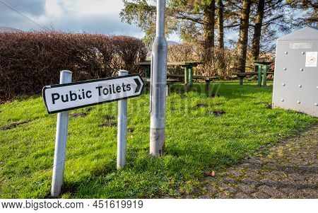 Sign Showing The Direction To Public Toilets At A Picnic Area