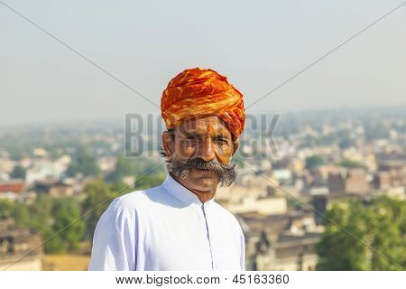 Rajasthani muž s jasně červeným turbanem a rozježeným knírem představuje pro turisty