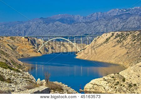 Ponte autostrada a1 sotto alla montagna di Velebit