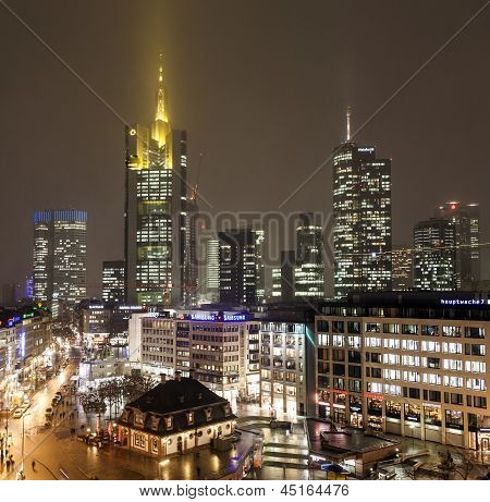 Pohled na panorama Frankfurtu s Hauptwache a mrakodrap v noci