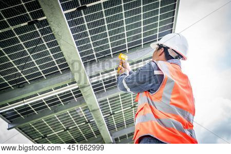 Technicians Are Checking The Temperature Of The Solar Panel In The Solar Power Plant So That The Pow