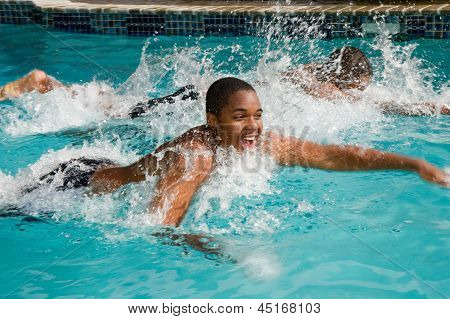 Schwimmen Sie zu Sieg in Familie