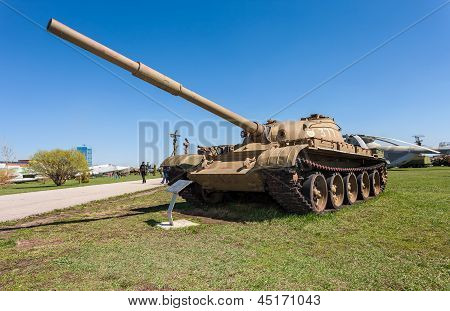 Togliatti, Rusland - maj 2: Gamle sovjetiske kampvogn T-62 på udstilling i det tekniske Museum On maj 2,