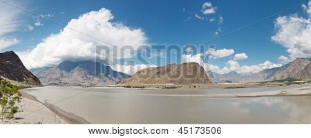 แม่น้ำเอยูรเวพาโนรามา Skardu ปากีสถาน