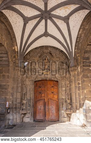 Arches Inside The Parroquia De San Martin In The Goiko Square Next To The Town Hall In Andoain, Gipu