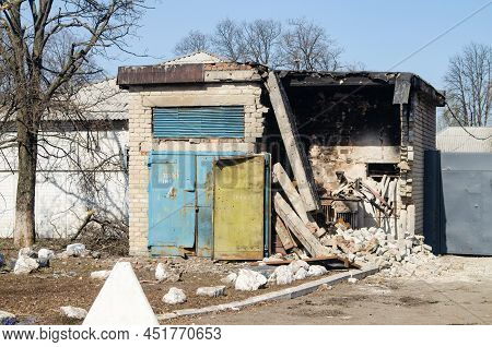 Ukraine, Volnovakha - March 25, 2022: The City Of Volnovakha After The Fighting. Destruction Of Civi
