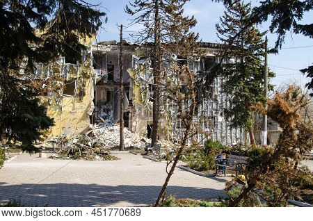 Ukraine, Volnovakha - March 25, 2022: The City Of Volnovakha After The Fighting. Destruction Of Civi